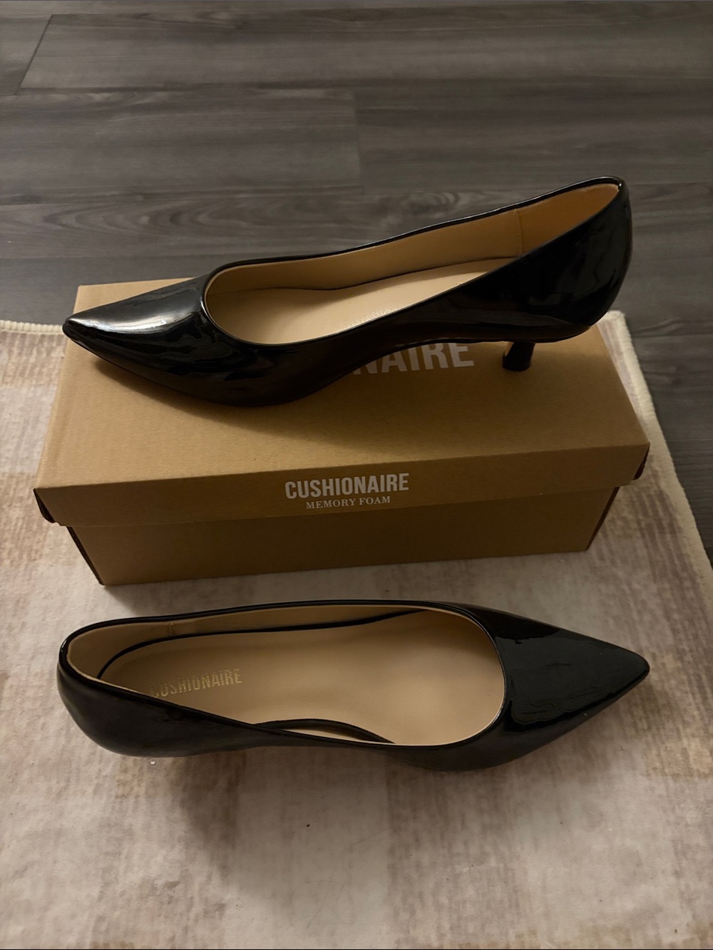 Women’s Cushionaire Black Patent Pointed-Toe Kitten Heel Pump